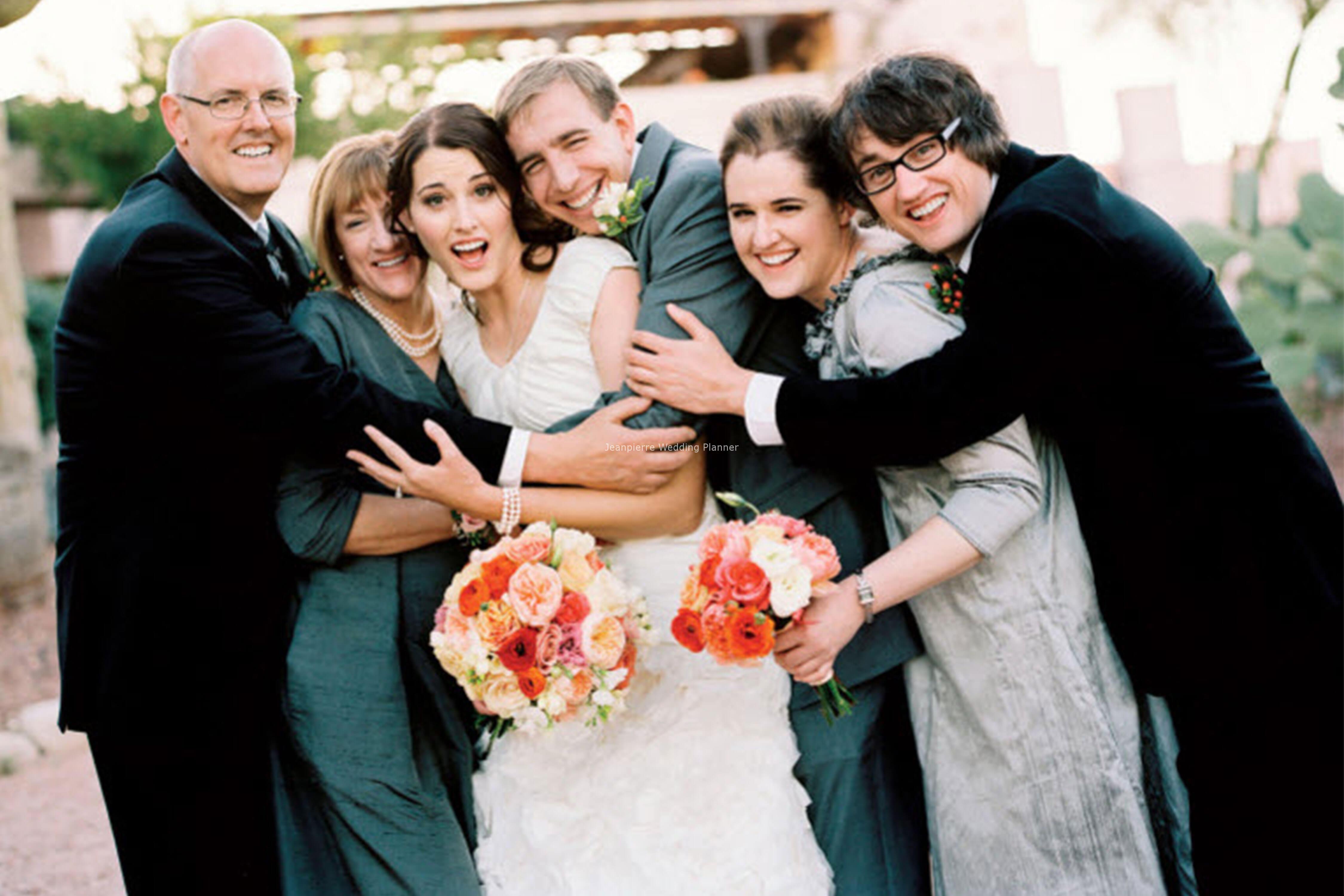 Family wedding. Свадьба и семья. Свадебная фотосессия с семьей. Семейные фото со свадьбы. Фото семьи на свадьбе.