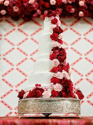 کیک عروسی با تزئین رز قرمز
